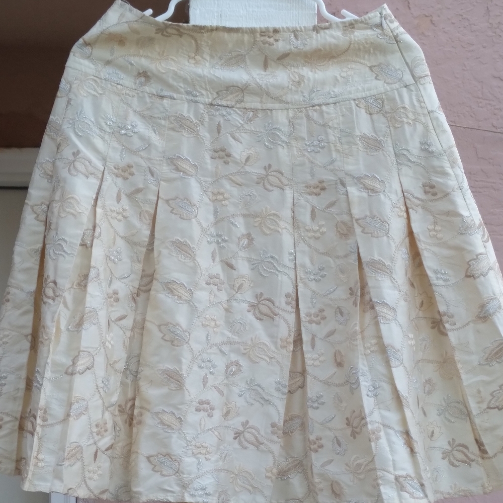 Pleated eggshell satin mini skirt